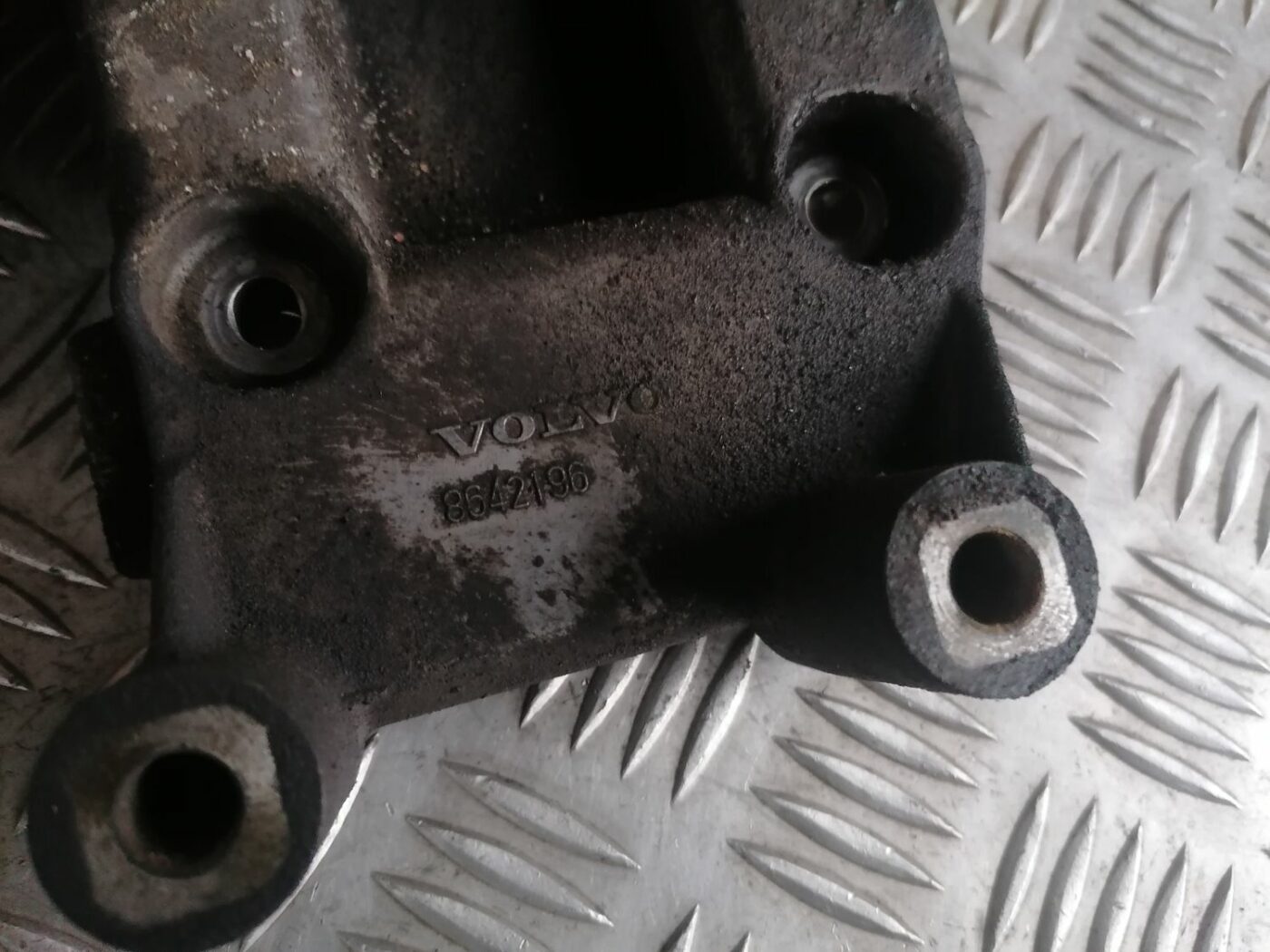 Dzinēja kronšteins priekš VOLVO S60 2004 6 Dzinēja kronšteins priekš VOLVO S60 2004