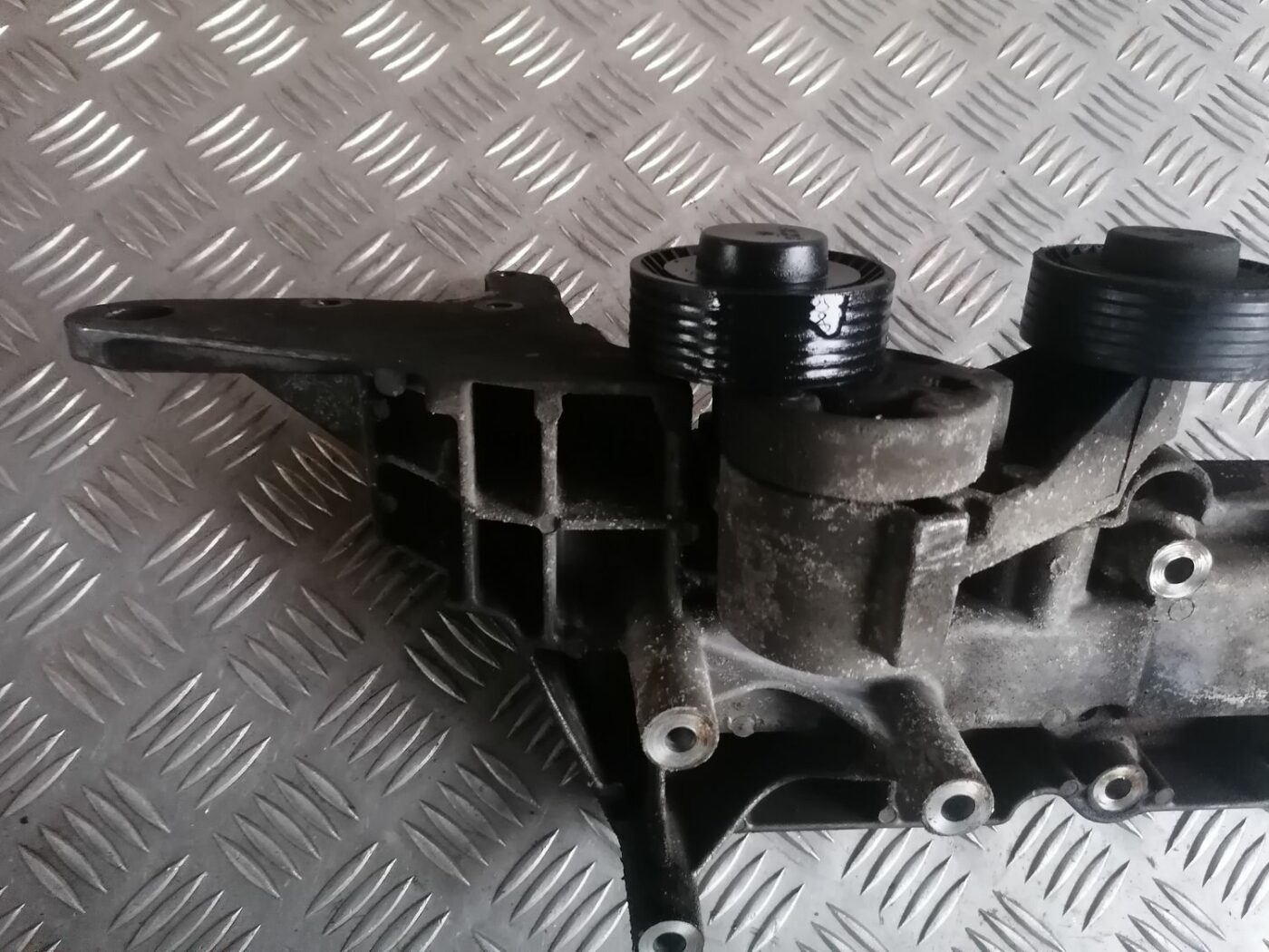 Dzinēja kronšteins priekš VOLVO S60 2004 4 Dzinēja kronšteins priekš VOLVO S60 2004