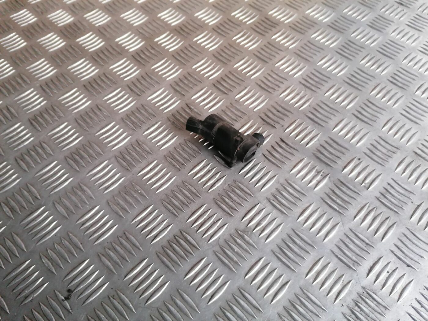 Mazgātāja šķidruma sūknis priekš VOLVO S60 2004 1 Mazgātāja šķidruma sūknis priekš VOLVO S60 2004