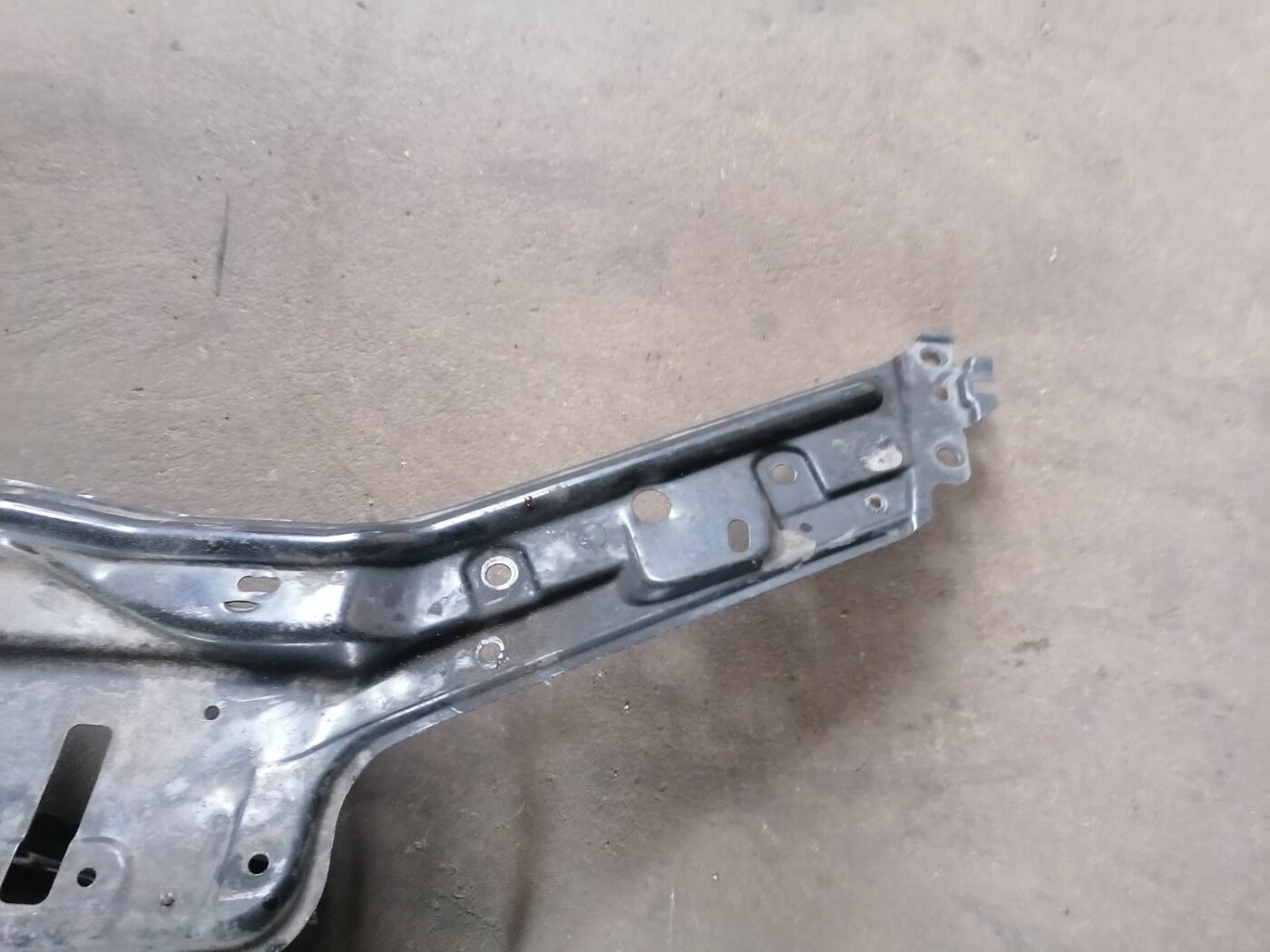 Priekšējā radiatora rāmja augšēja daļa priekš VOLVO S60 2004 6 Priekšējā radiatora rāmja augšēja daļa priekš VOLVO S60 2004