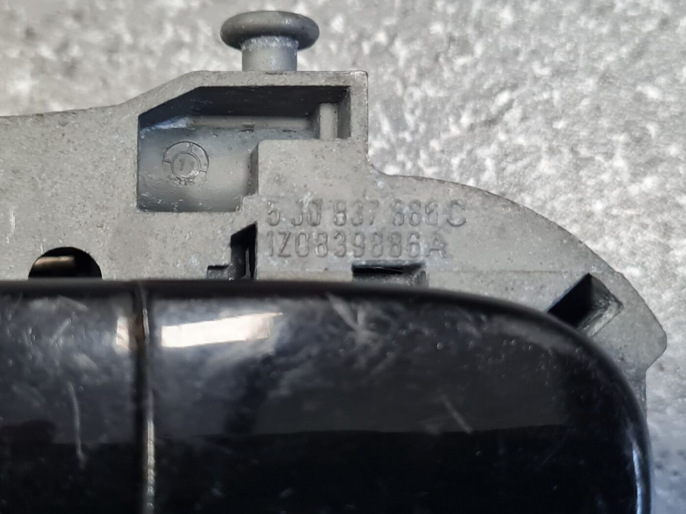 Aizmugurējāis labais durvju rokturis priekš SKODA OCTAVIA 2012