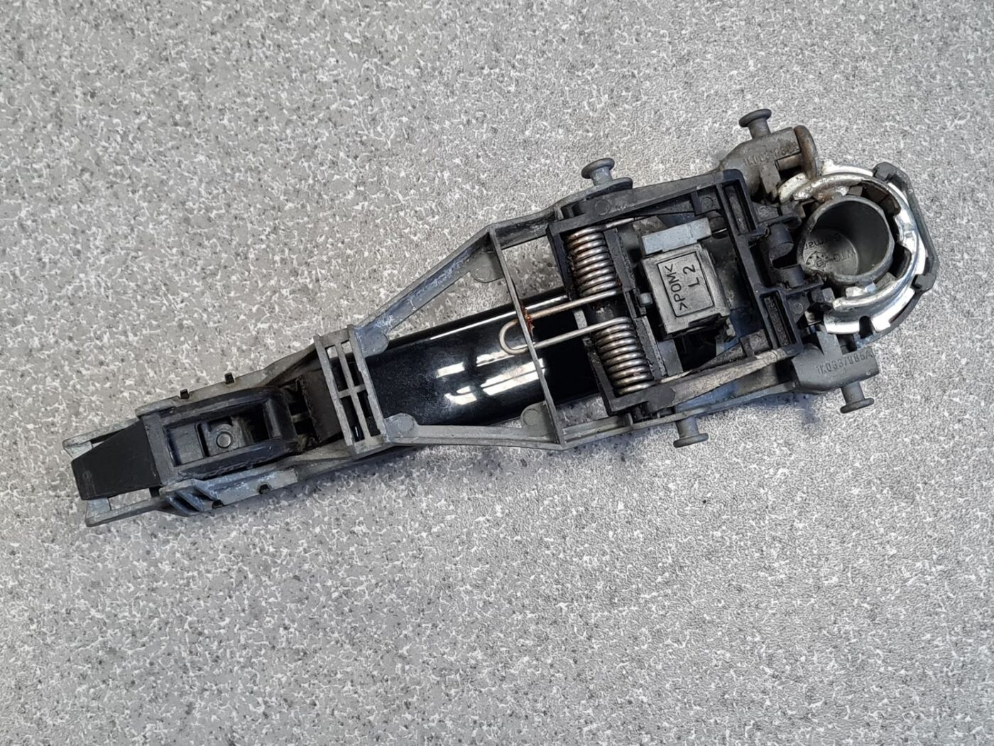 Aizmugurējāis labais durvju rokturis priekš SKODA OCTAVIA 2012