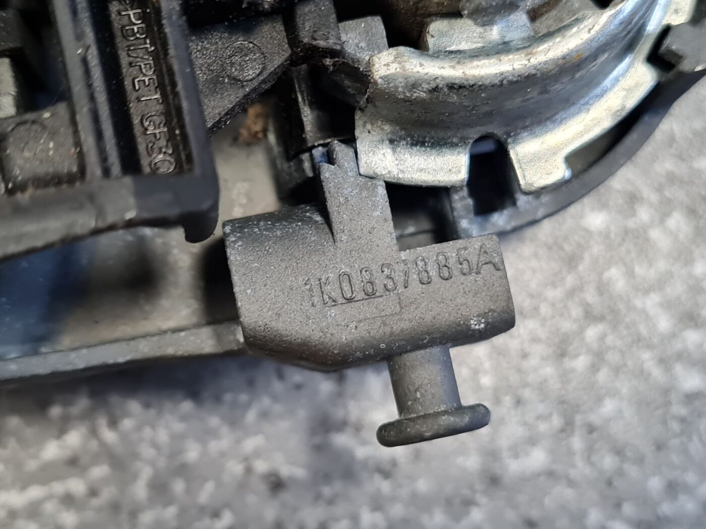 Aizmugurējāis labais durvju rokturis priekš SKODA OCTAVIA 2012