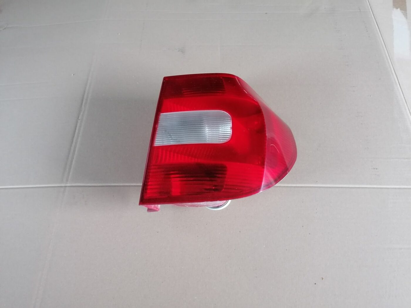 Aizmugurējais labais lukturis priekš SKODA YETI 2012 1 Aizmugurējais labais lukturis priekš SKODA YETI 2012