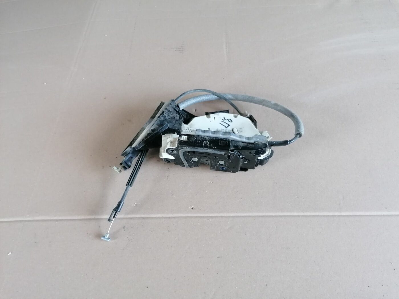 Aizmugurējo labo durvju slēdzene priekš SKODA YETI 2012