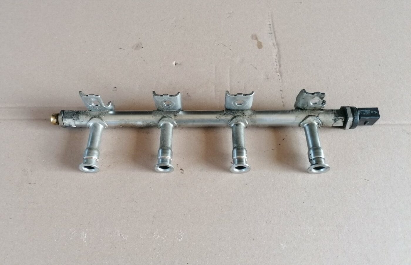 Degvielas sadales caurule priekš SKODA YETI 2012