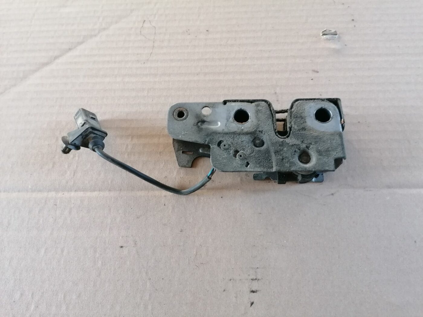 Pārsega slēdzene priekš SKODA YETI 2012 2 Pārsega slēdzene priekš SKODA YETI 2012