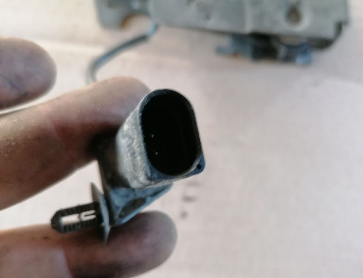 Pārsega slēdzene priekš SKODA YETI 2012 5 Pārsega slēdzene priekš SKODA YETI 2012