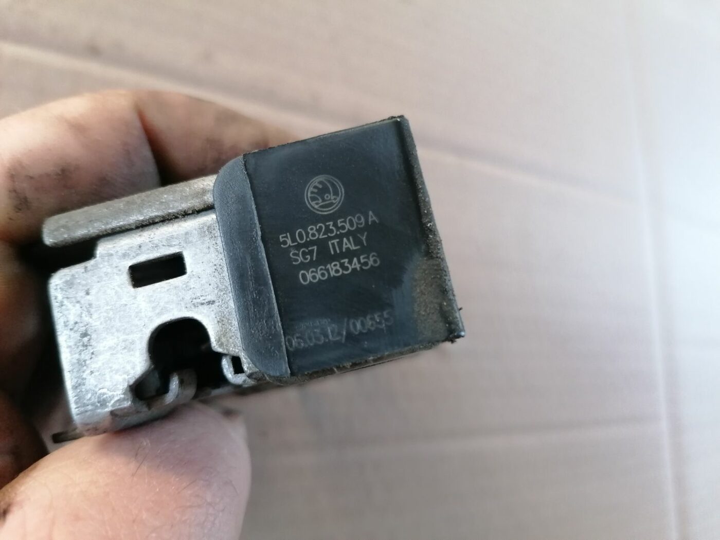 Pārsega slēdzene priekš SKODA YETI 2012 4 Pārsega slēdzene priekš SKODA YETI 2012