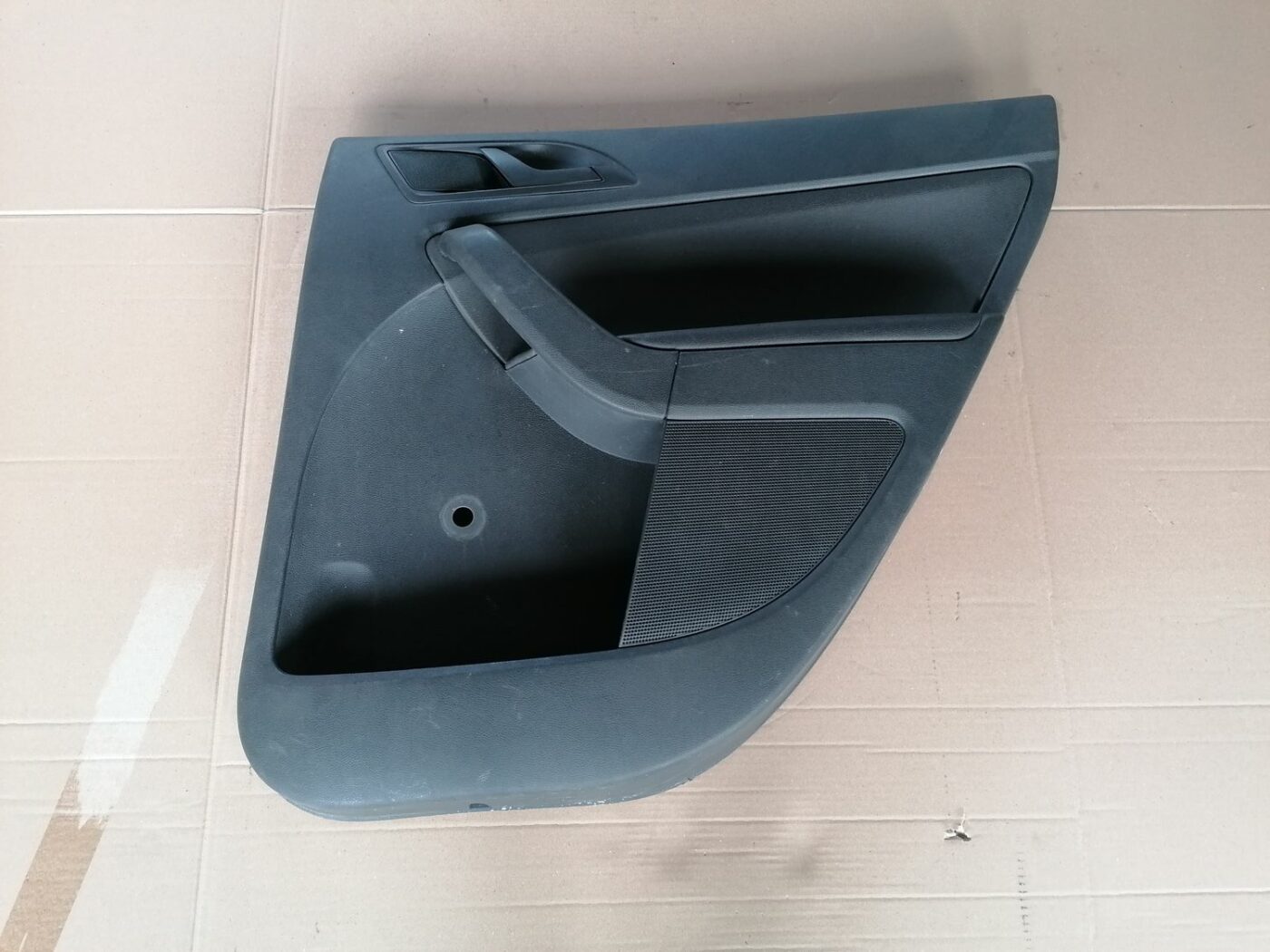 Aizmugurējo labo durvju apdare priekš SKODA YETI 2012 1 Aizmugurējo labo durvju apdare priekš SKODA YETI 2012