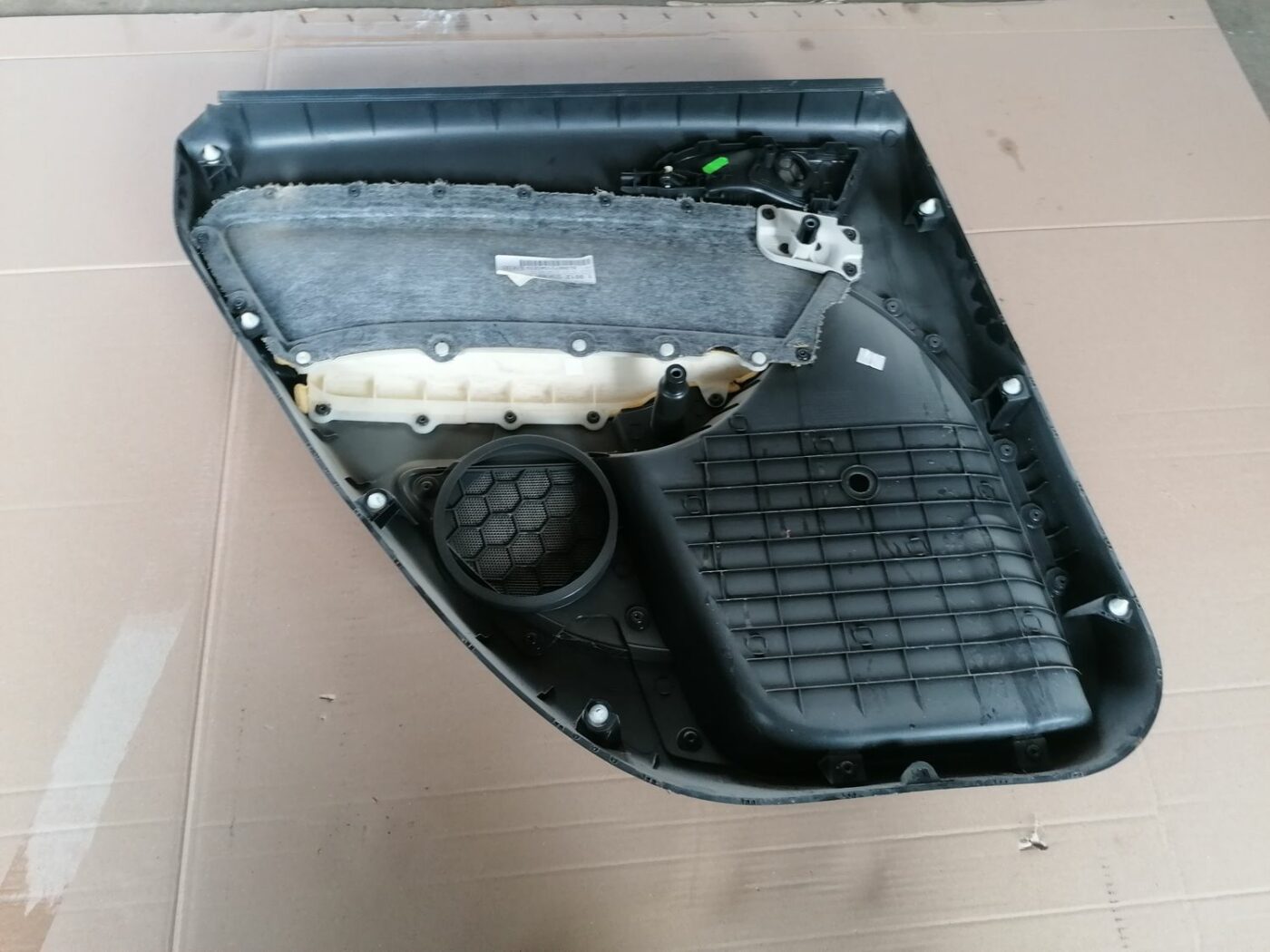 Aizmugurējo labo durvju apdare priekš SKODA YETI 2012 4 Aizmugurējo labo durvju apdare priekš SKODA YETI 2012