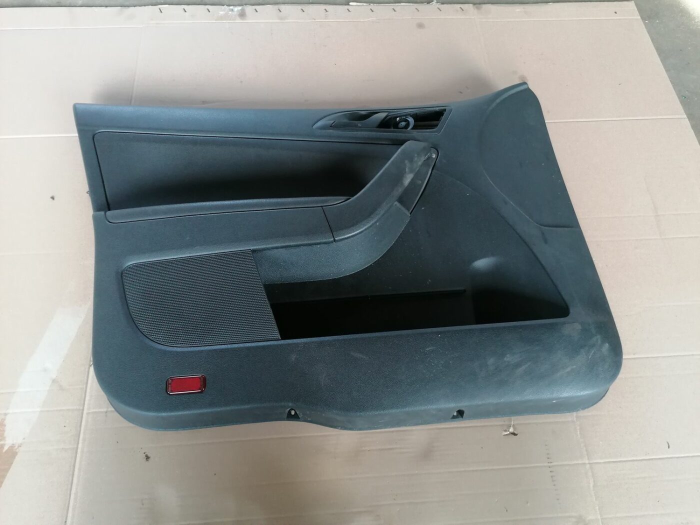 Priekšējo kreiso durvju apdare priekš SKODA YETI 2012 1 Priekšējo kreiso durvju apdare priekš SKODA YETI 2012