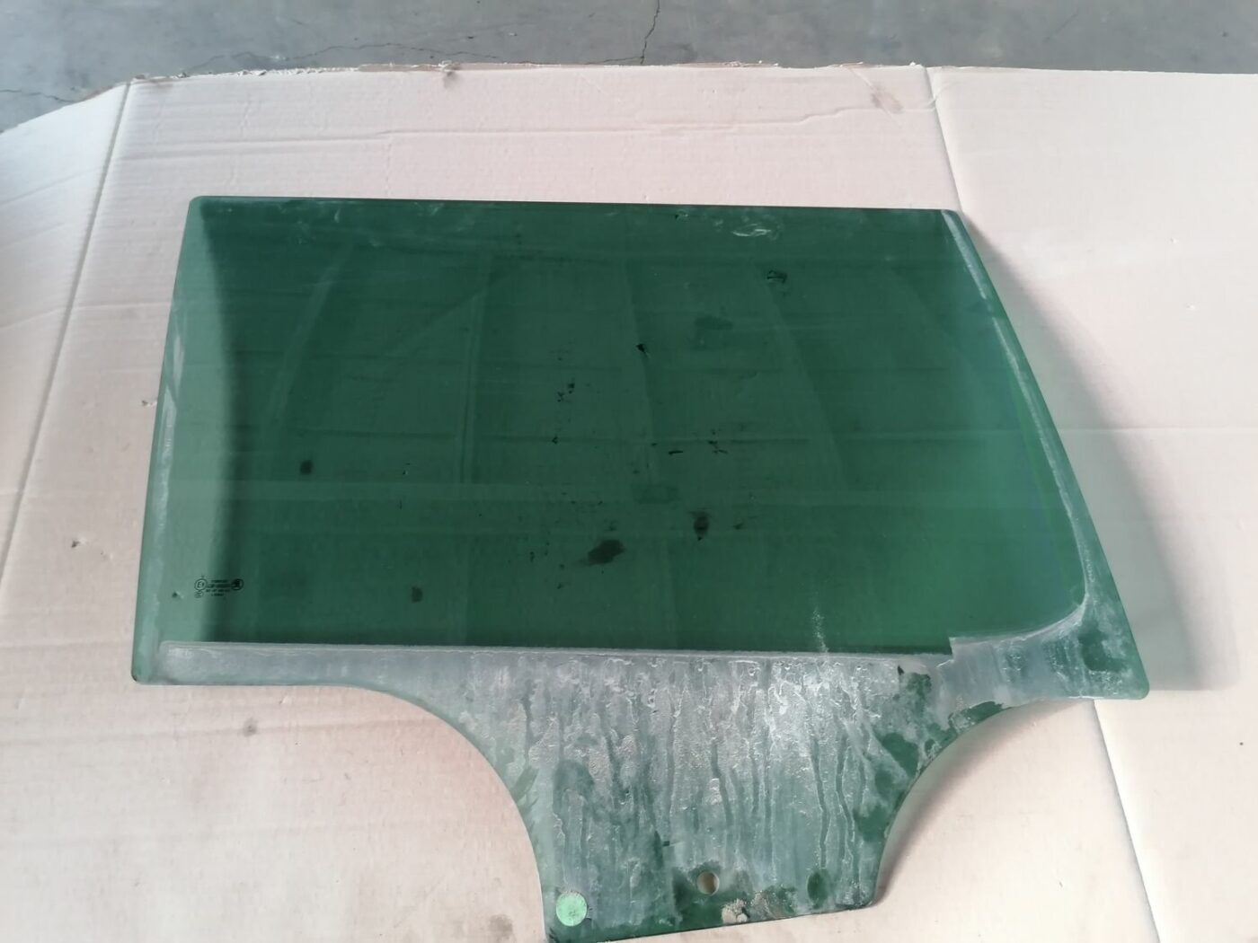 Aizmugurējo labo durvju stikls priekš SKODA YETI 2012