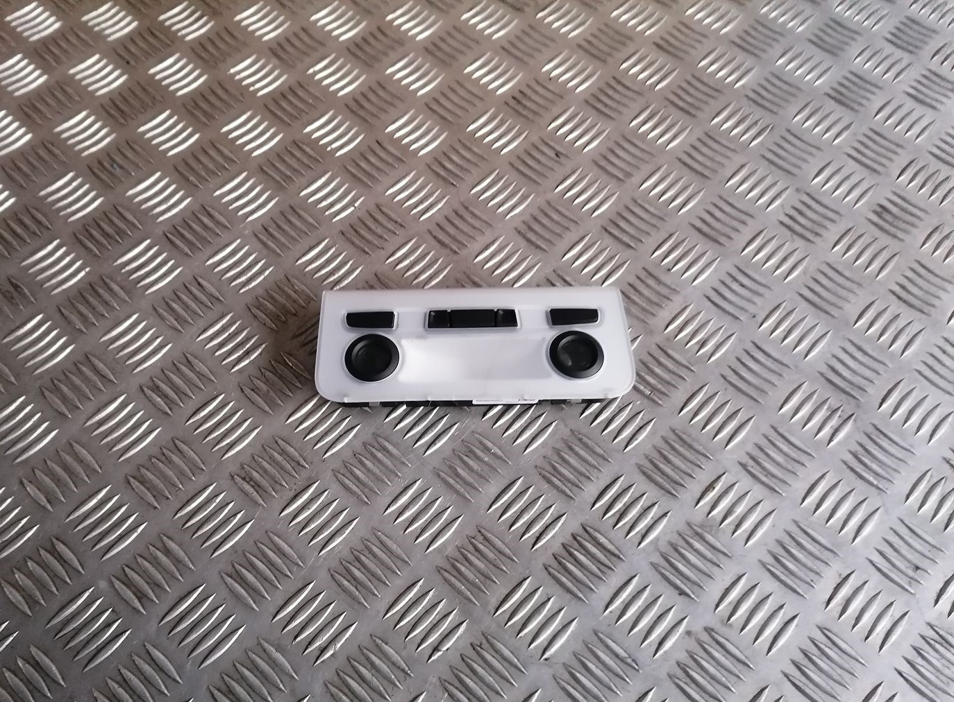 Aizmugurējo sēdvietu apgaismojums priekš BMW 1 E87 2007 GRAPHITE 1 Aizmugurējo sēdvietu apgaismojums priekš BMW 1 E87 2007 GRAPHITE