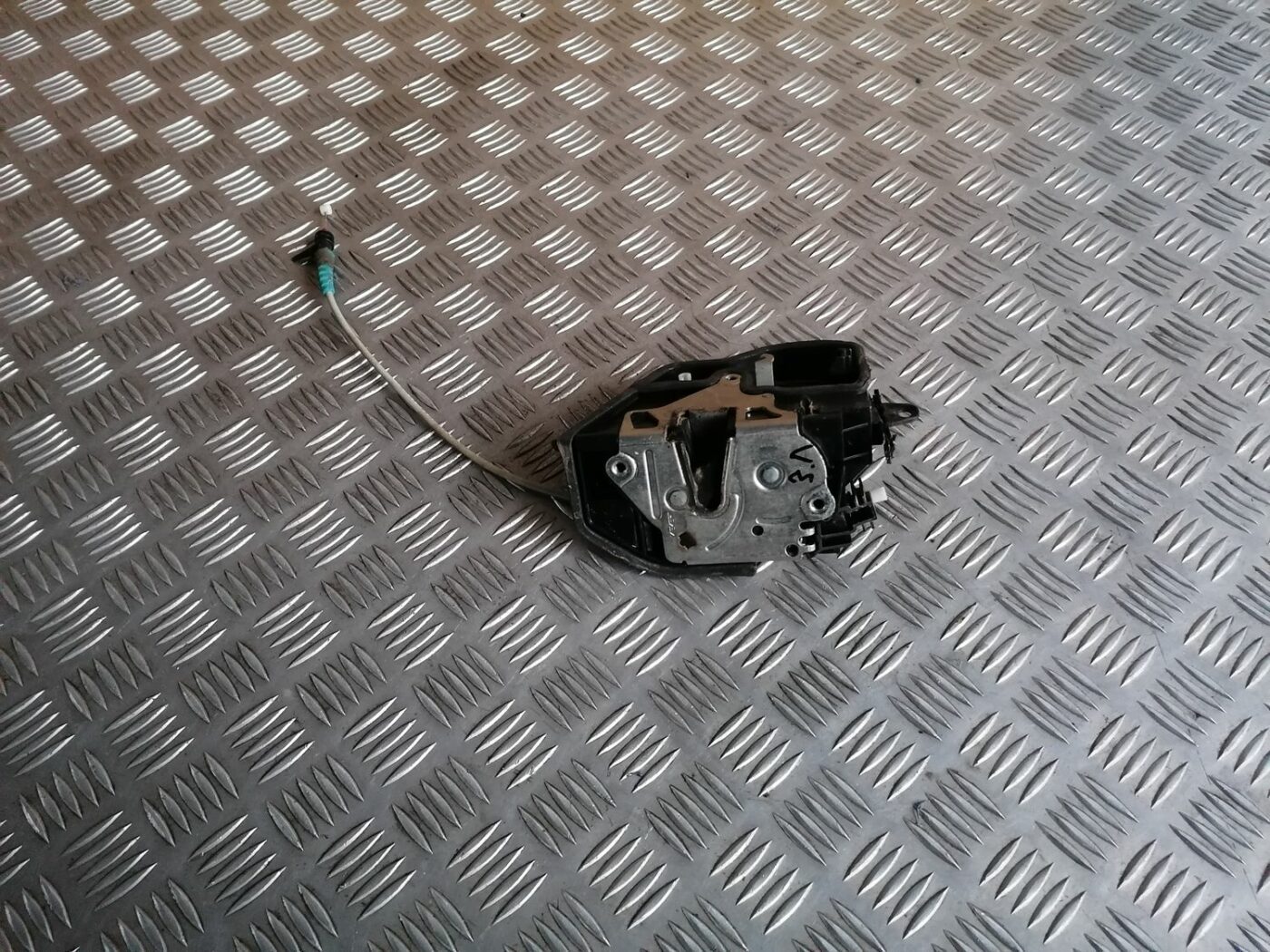 Aizmugurējo kreiso durvju slēdzene priekš BMW 1 E87 2007 GRAPHITE 1 Aizmugurējo kreiso durvju slēdzene priekš BMW 1 E87 2007 GRAPHITE