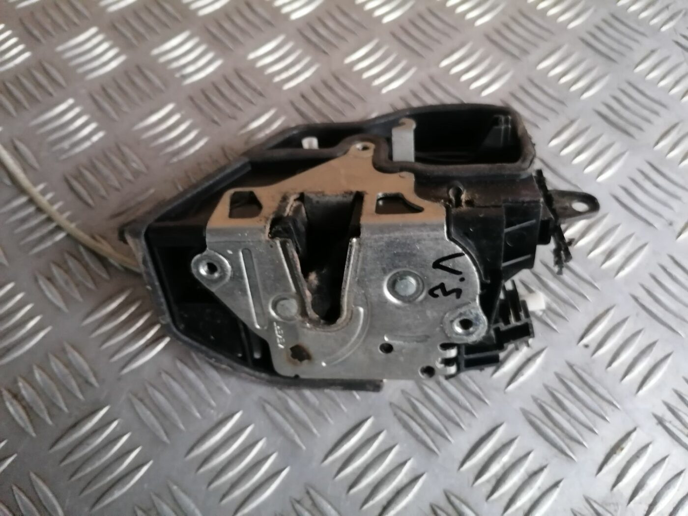 Aizmugurējo kreiso durvju slēdzene priekš BMW 1 E87 2007 GRAPHITE 2 Aizmugurējo kreiso durvju slēdzene priekš BMW 1 E87 2007 GRAPHITE