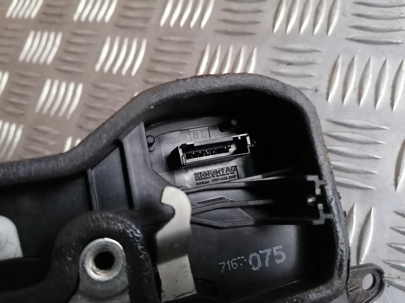 Aizmugurējo kreiso durvju slēdzene priekš BMW 1 E87 2007 GRAPHITE 7 Aizmugurējo kreiso durvju slēdzene priekš BMW 1 E87 2007 GRAPHITE