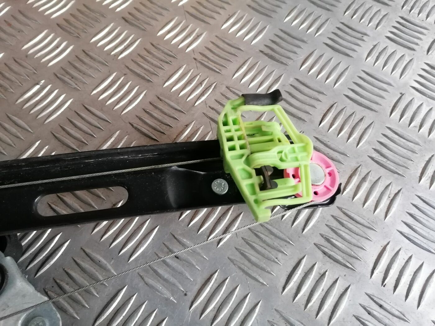 Stikla pacelšanas mehānisms aizmugurējais labais priekš BMW 1 E87 2007 GRAPHITE 2 Stikla pacelšanas mehānisms aizmugurējais labais priekš BMW 1 E87 2007 GRAPHITE