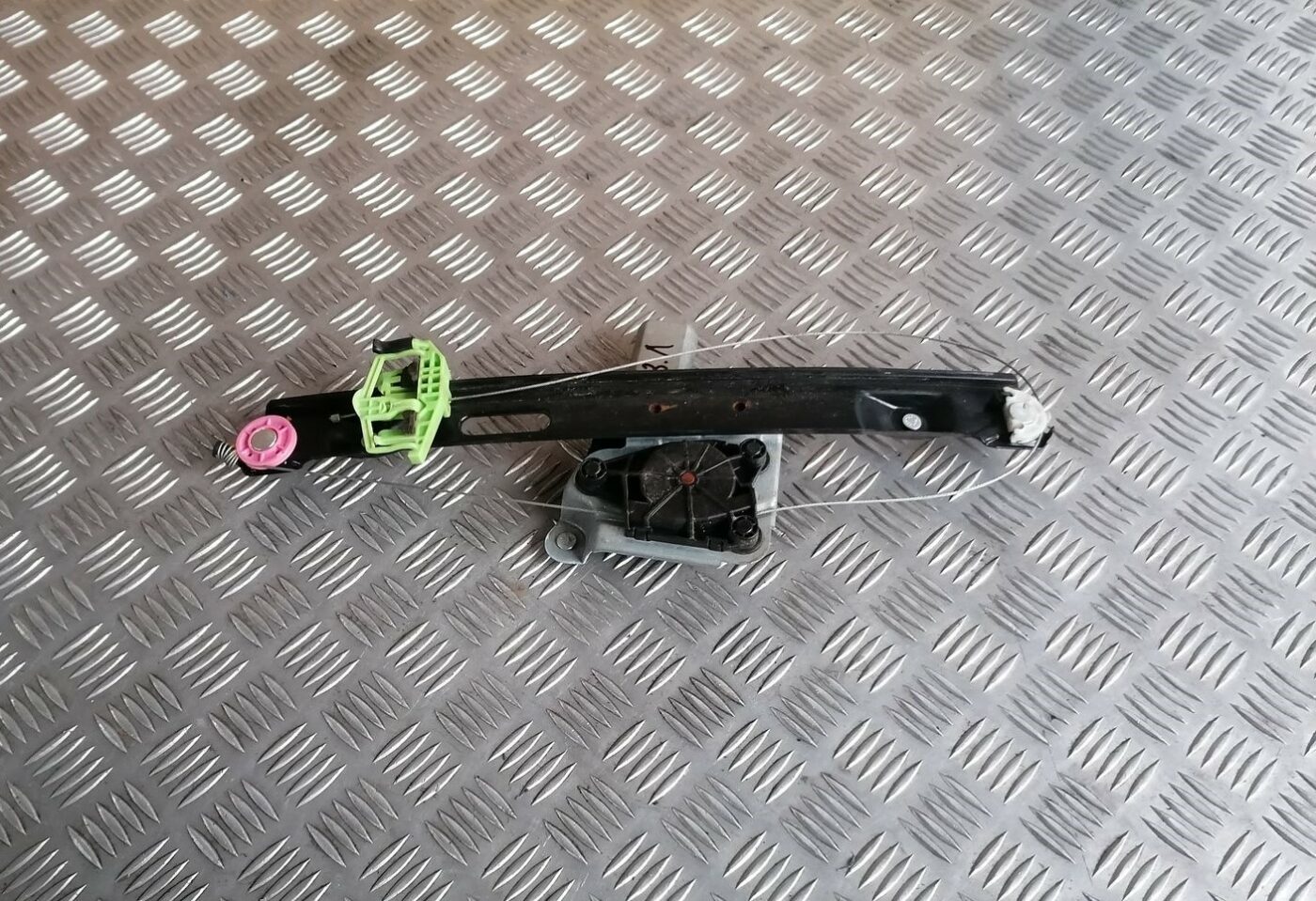 Stikla pacelšanas mehānisms aizmugurējais kreisais priekš BMW 1 E87 2007 GRAPHITE 1 Stikla pacelšanas mehānisms aizmugurējais kreisais priekš BMW 1 E87 2007 GRAPHITE