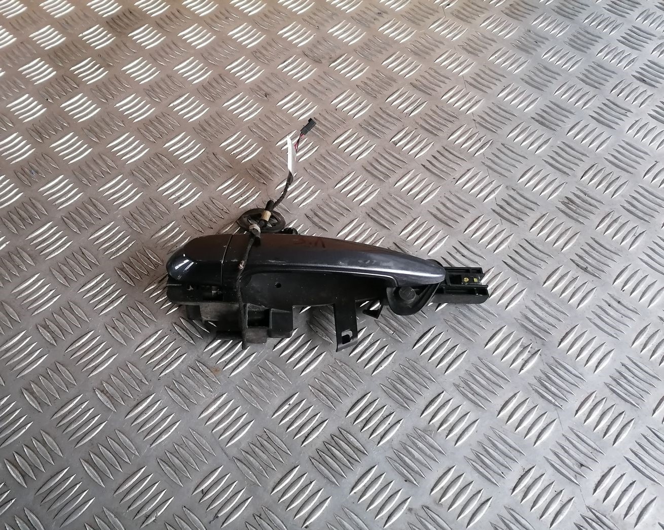 Aizmugurējais kreisais durvju rokturis priekš BMW 1 E87 2007 GRAPHITE 1 Aizmugurējais kreisais durvju rokturis priekš BMW 1 E87 2007 GRAPHITE