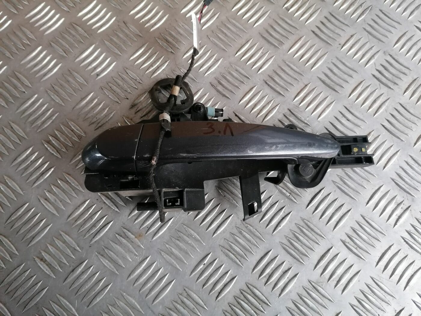 Aizmugurējais kreisais durvju rokturis priekš BMW 1 E87 2007 GRAPHITE 2 Aizmugurējais kreisais durvju rokturis priekš BMW 1 E87 2007 GRAPHITE