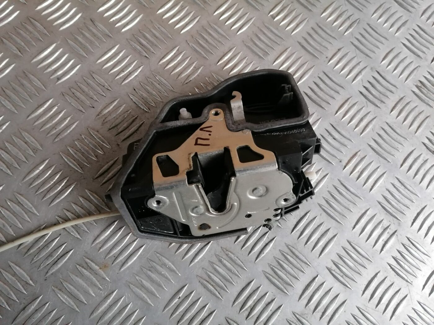 Priekšējo kreiso durvju slēdzene priekš BMW 1 E87 2007 GRAPHITE 2 Priekšējo kreiso durvju slēdzene priekš BMW 1 E87 2007 GRAPHITE