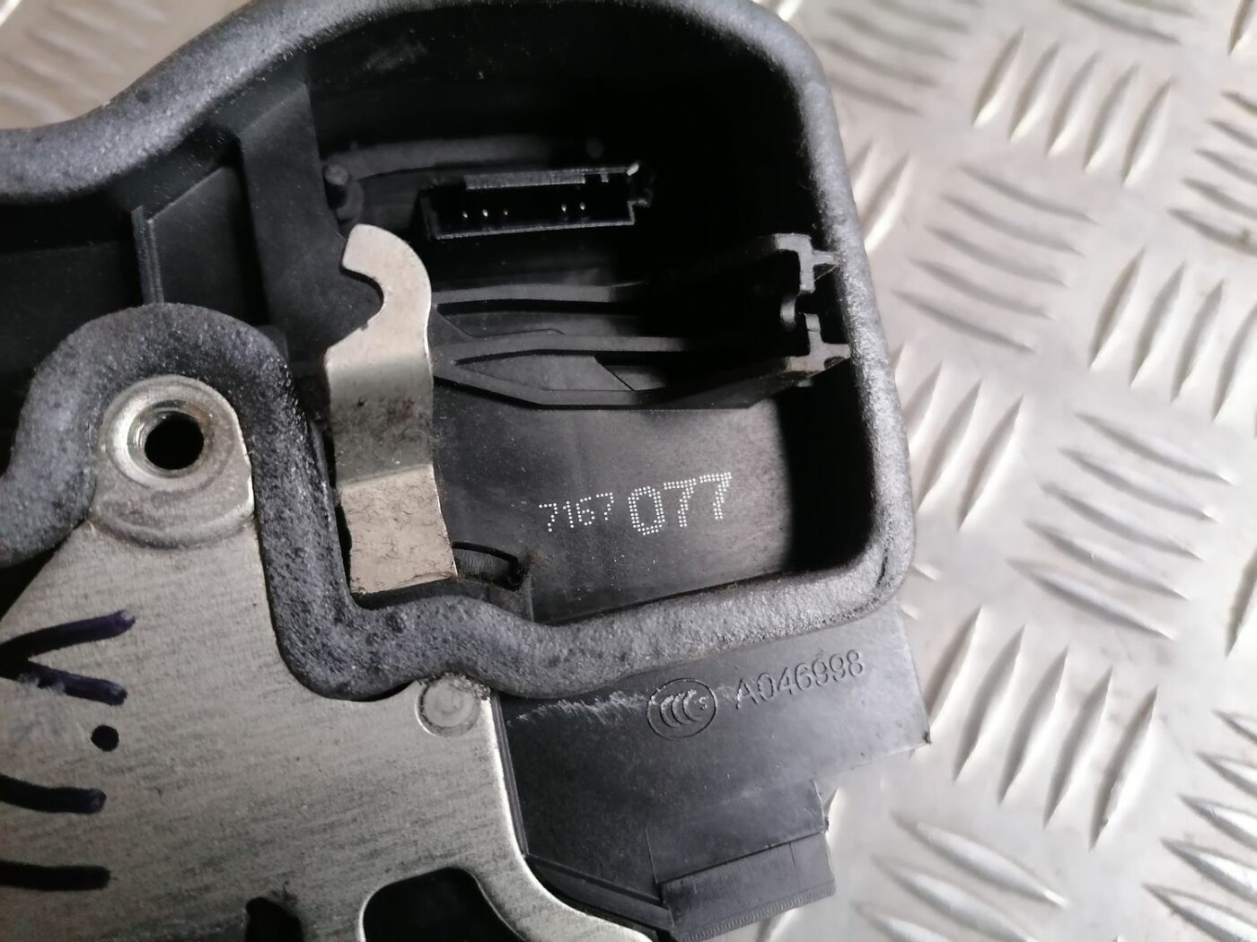 Priekšējo kreiso durvju slēdzene priekš BMW 1 E87 2007 GRAPHITE 7 Priekšējo kreiso durvju slēdzene priekš BMW 1 E87 2007 GRAPHITE