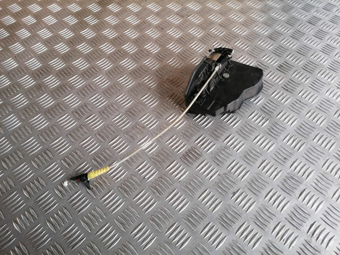 Priekšējo kreiso durvju slēdzene priekš BMW 1 E87 2007 GRAPHITE 5 Priekšējo kreiso durvju slēdzene priekš BMW 1 E87 2007 GRAPHITE