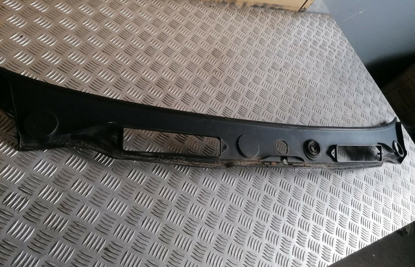 Vējstikla uzlikas (deflektora) režģis priekš BMW 1 E87 2007 GRAPHITE 1 Vējstikla uzlikas (deflektora) režģis priekš BMW 1 E87 2007 GRAPHITE