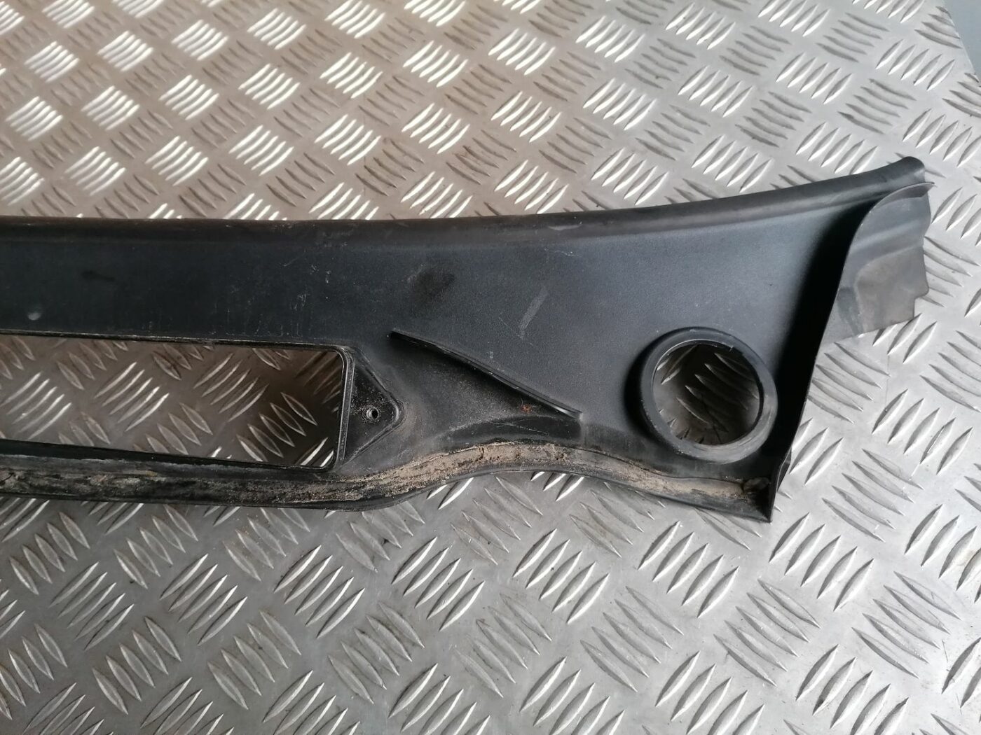 Vējstikla uzlikas (deflektora) režģis priekš BMW 1 E87 2007 GRAPHITE 8 Vējstikla uzlikas (deflektora) režģis priekš BMW 1 E87 2007 GRAPHITE