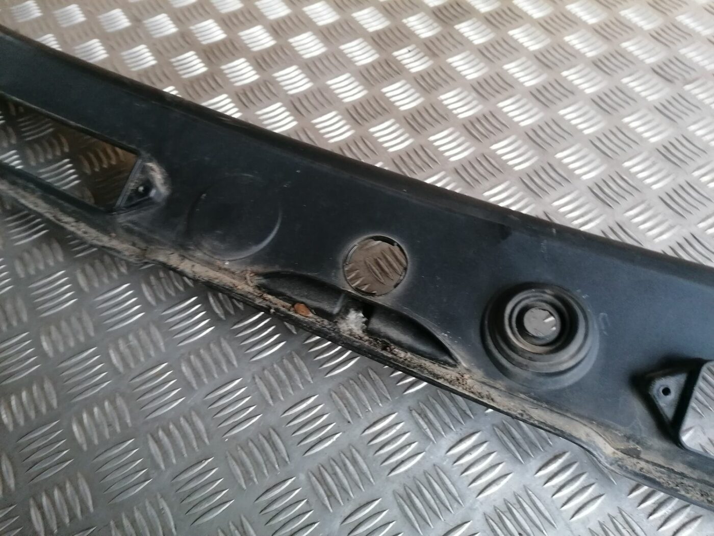 Vējstikla uzlikas (deflektora) režģis priekš BMW 1 E87 2007 GRAPHITE 7 Vējstikla uzlikas (deflektora) režģis priekš BMW 1 E87 2007 GRAPHITE