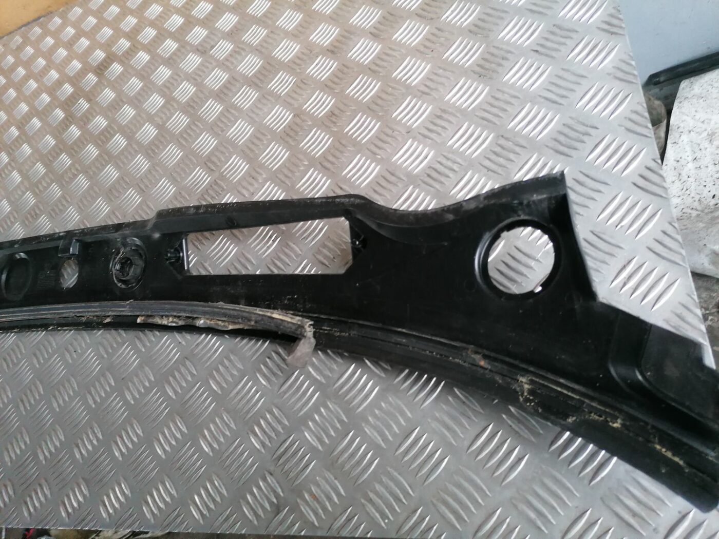 Vējstikla uzlikas (deflektora) režģis priekš BMW 1 E87 2007 GRAPHITE 4 Vējstikla uzlikas (deflektora) režģis priekš BMW 1 E87 2007 GRAPHITE