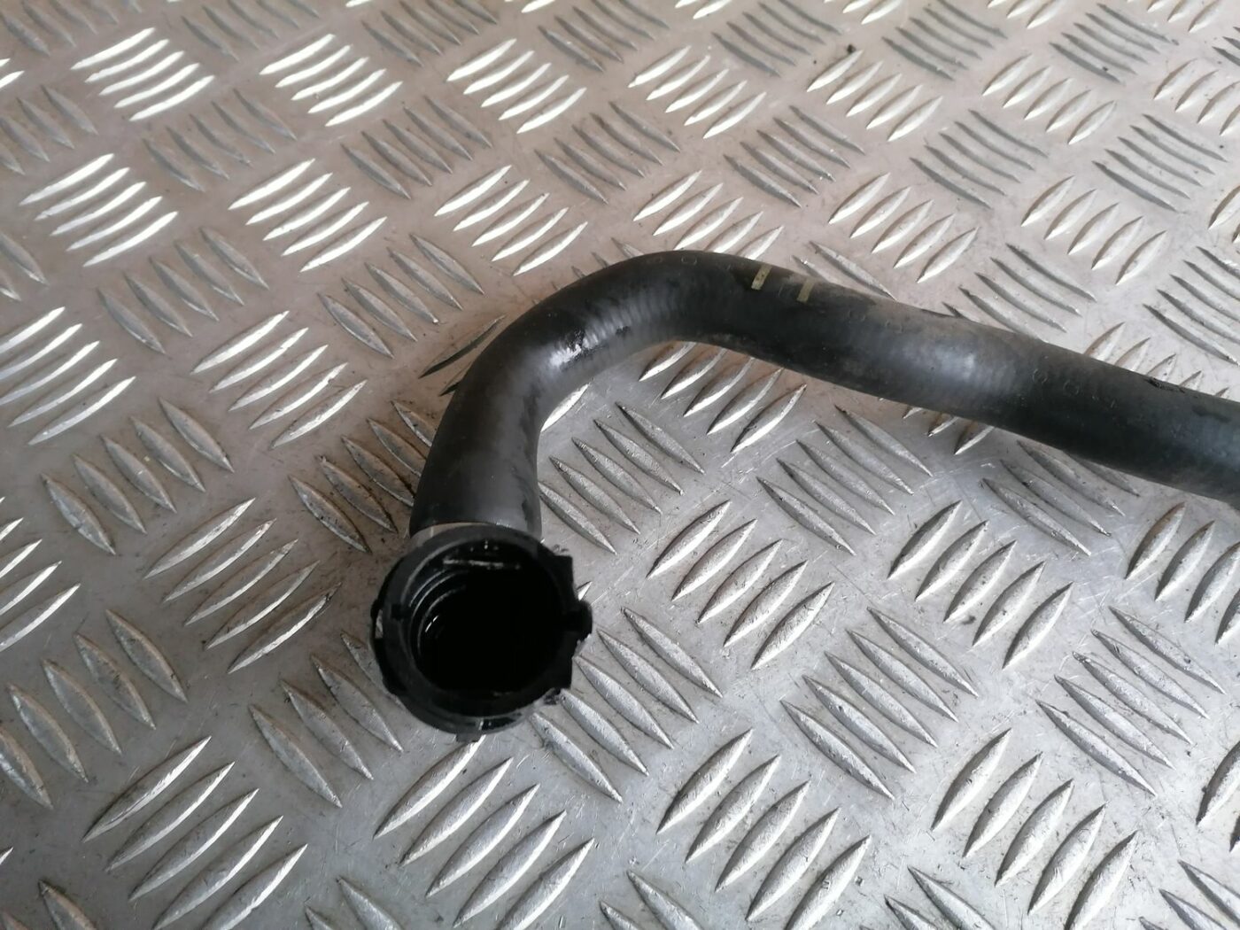 Dzesēšanas caurule priekš BMW 1 E87 2007 GRAPHITE 3 Dzesēšanas caurule priekš BMW 1 E87 2007 GRAPHITE