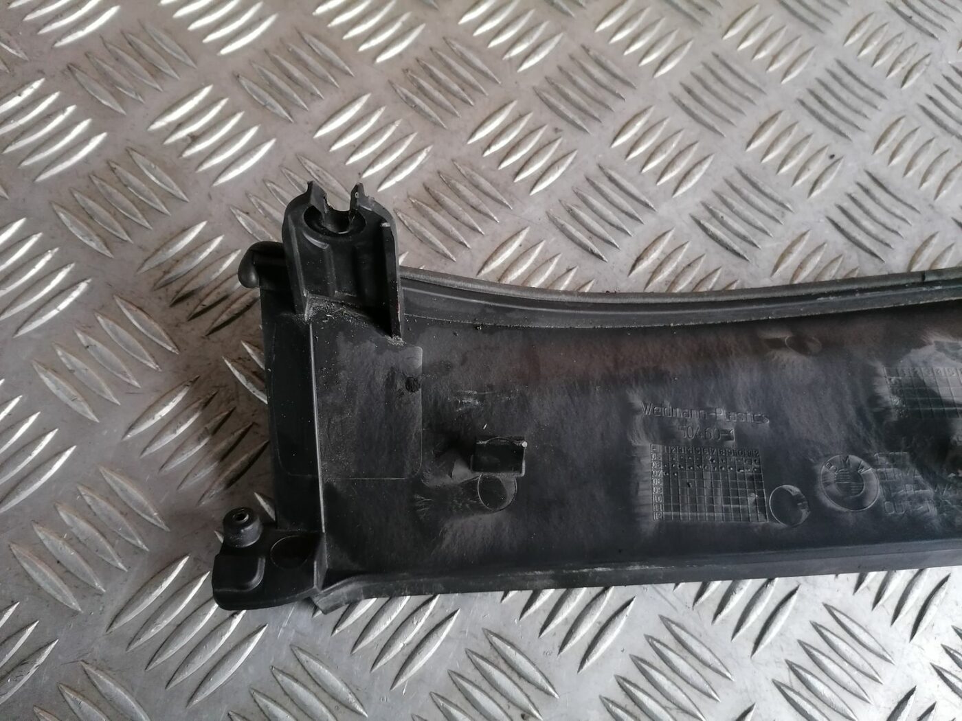 Ieplūdes gaisa deflektors, pa kreisi priekš BMW 1 E87 2007 GRAPHITE 2 Ieplūdes gaisa deflektors, pa kreisi priekš BMW 1 E87 2007 GRAPHITE