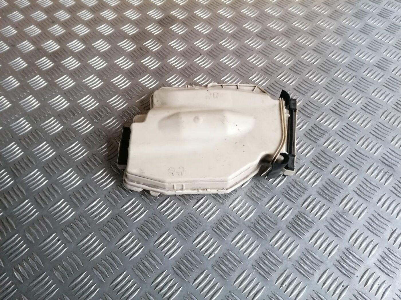 Drošinātāju kārbas korpusa vāks priekš BMW 1 E87 2007 GRAPHITE 1 Drošinātāju kārbas korpusa vāks priekš BMW 1 E87 2007 GRAPHITE