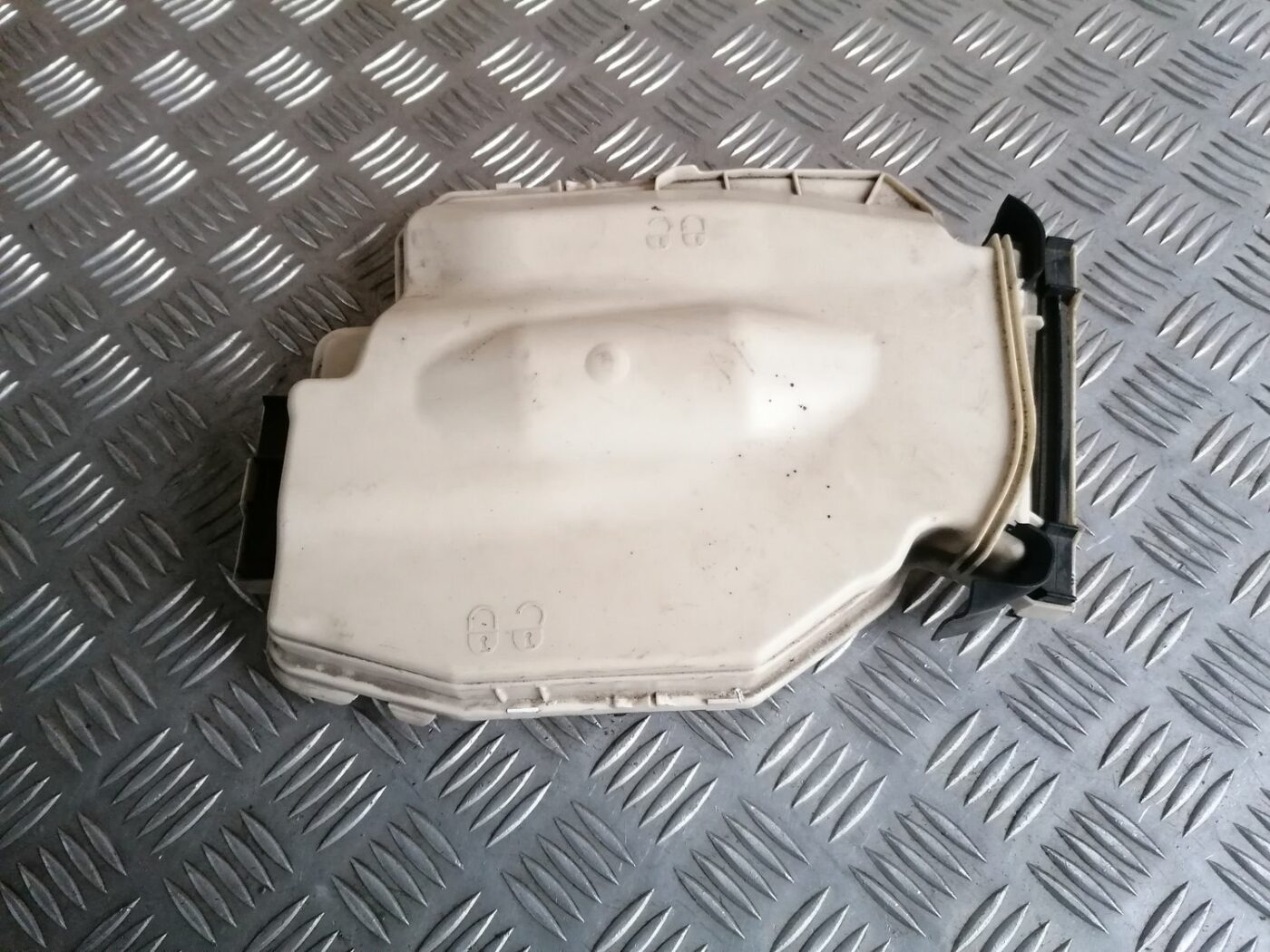 Drošinātāju kārbas korpusa vāks priekš BMW 1 E87 2007 GRAPHITE 2 Drošinātāju kārbas korpusa vāks priekš BMW 1 E87 2007 GRAPHITE