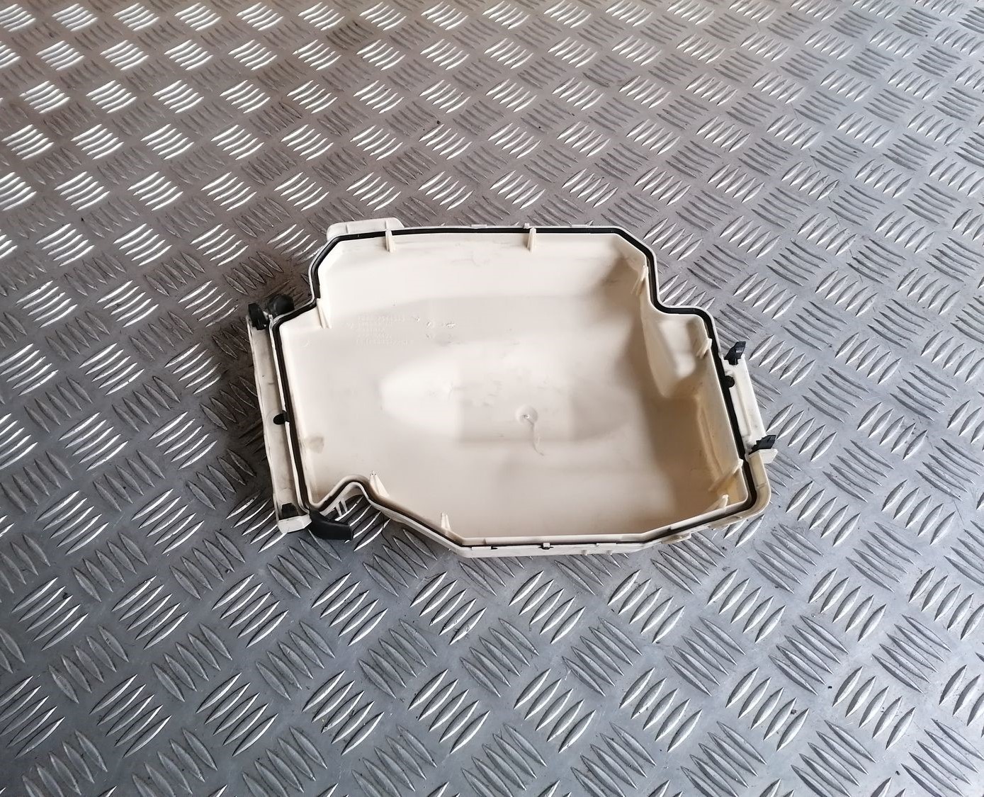 Drošinātāju kārbas korpusa vāks priekš BMW 1 E87 2007 GRAPHITE 5 Drošinātāju kārbas korpusa vāks priekš BMW 1 E87 2007 GRAPHITE