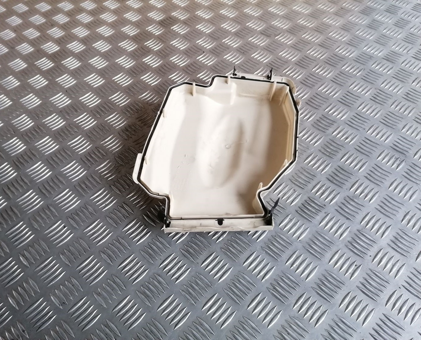 Drošinātāju kārbas korpusa vāks priekš BMW 1 E87 2007 GRAPHITE 3 Drošinātāju kārbas korpusa vāks priekš BMW 1 E87 2007 GRAPHITE