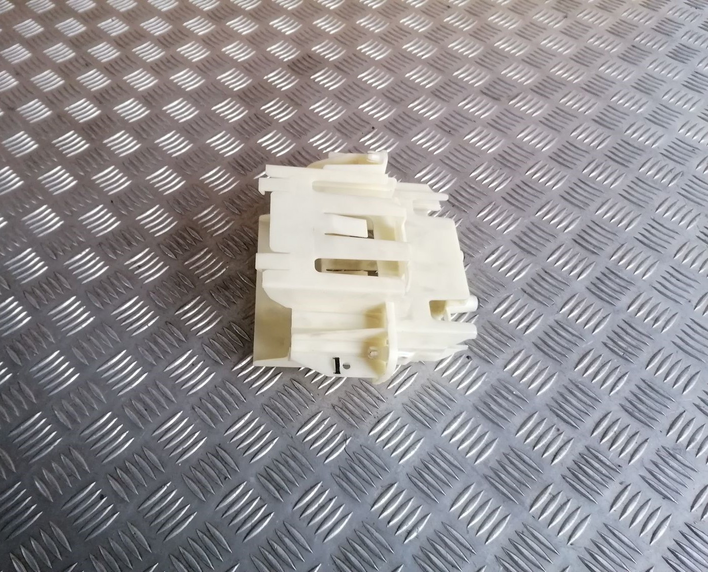 Drošinātāju kārbas korpuss priekš BMW 1 E87 2007 GRAPHITE 4 Drošinātāju kārbas korpuss priekš BMW 1 E87 2007 GRAPHITE