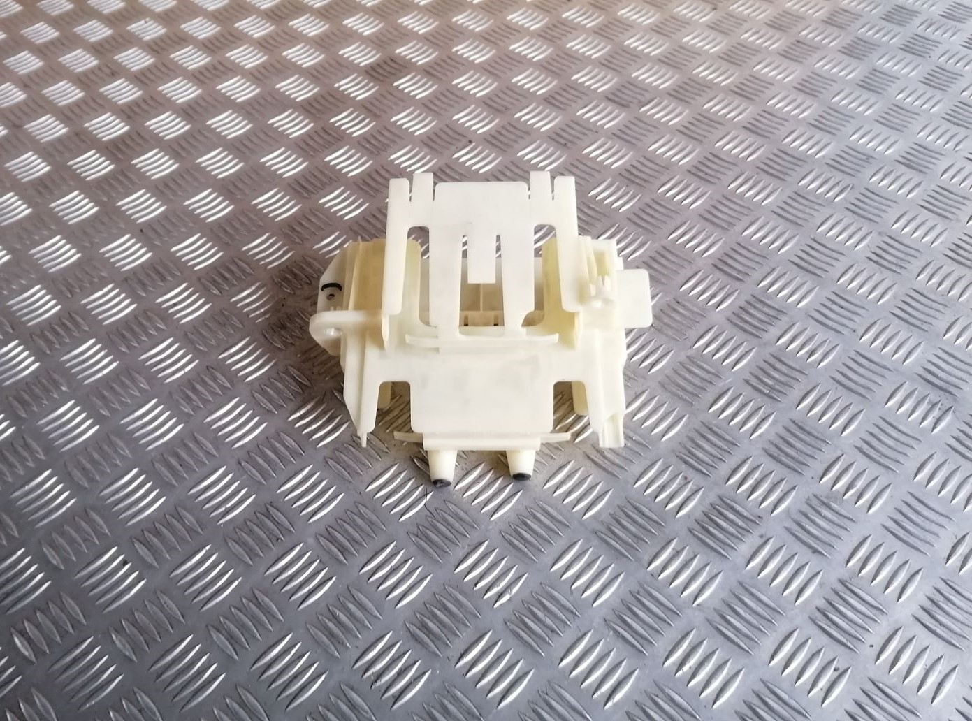 Drošinātāju kārbas korpuss priekš BMW 1 E87 2007 GRAPHITE 3 Drošinātāju kārbas korpuss priekš BMW 1 E87 2007 GRAPHITE