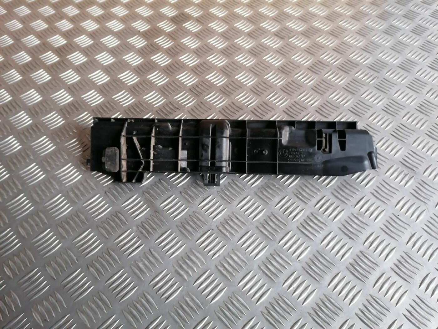 Radiatora kronšteins priekš BMW 1 E87 2007 GRAPHITE 1 Radiatora kronšteins priekš BMW 1 E87 2007 GRAPHITE