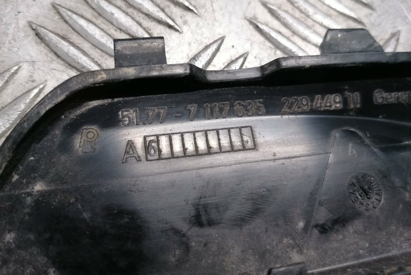 Sliekšņa aizmugurēja kreisa uzlika (salonā) priekš BMW 1 E87 2007 GRAPHITE 4 Sliekšņa aizmugurēja kreisa uzlika (salonā) priekš BMW 1 E87 2007 GRAPHITE