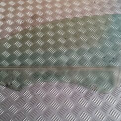 Priekšējo kreiso durvju stikls priekš BMW 1 E87 2007 GRAPHITE