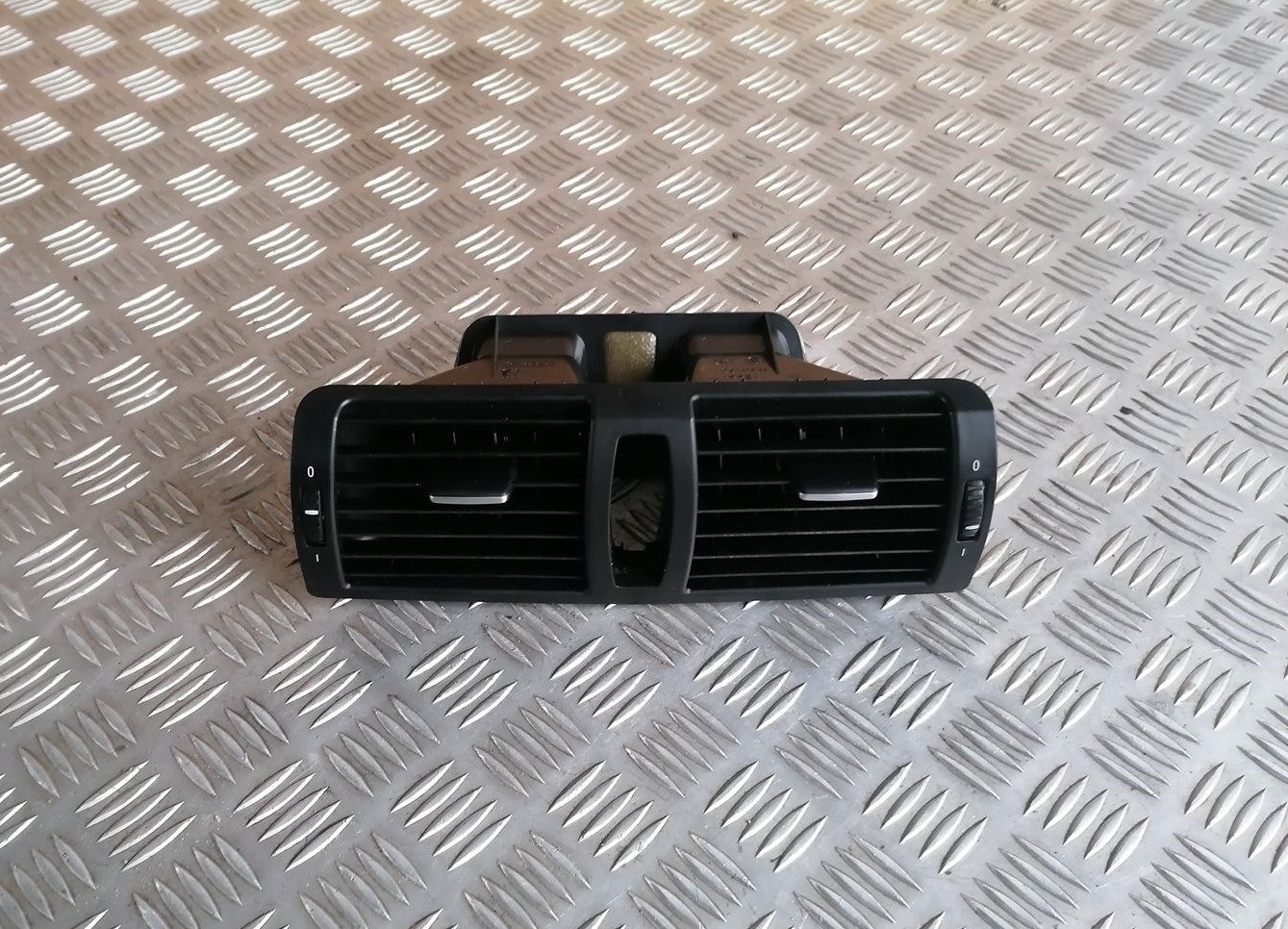 Mērinstrumentu paneļa gaisa vads, centrā priekš BMW 1 E87 2007 GRAPHITE 1 Mērinstrumentu paneļa gaisa vads, centrā priekš BMW 1 E87 2007 GRAPHITE