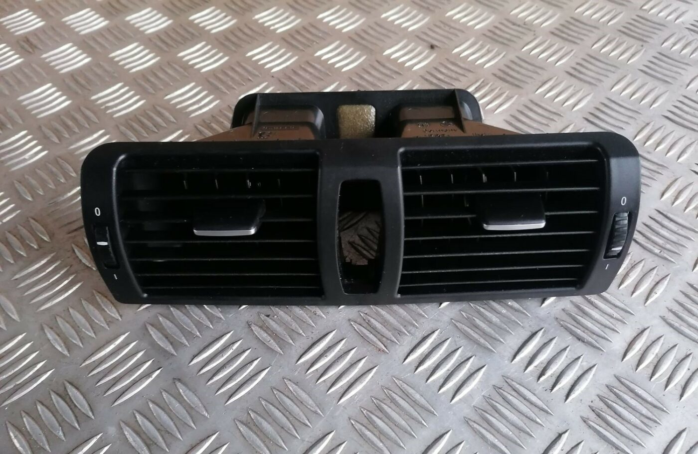 Mērinstrumentu paneļa gaisa vads, centrā priekš BMW 1 E87 2007 GRAPHITE 2 Mērinstrumentu paneļa gaisa vads, centrā priekš BMW 1 E87 2007 GRAPHITE