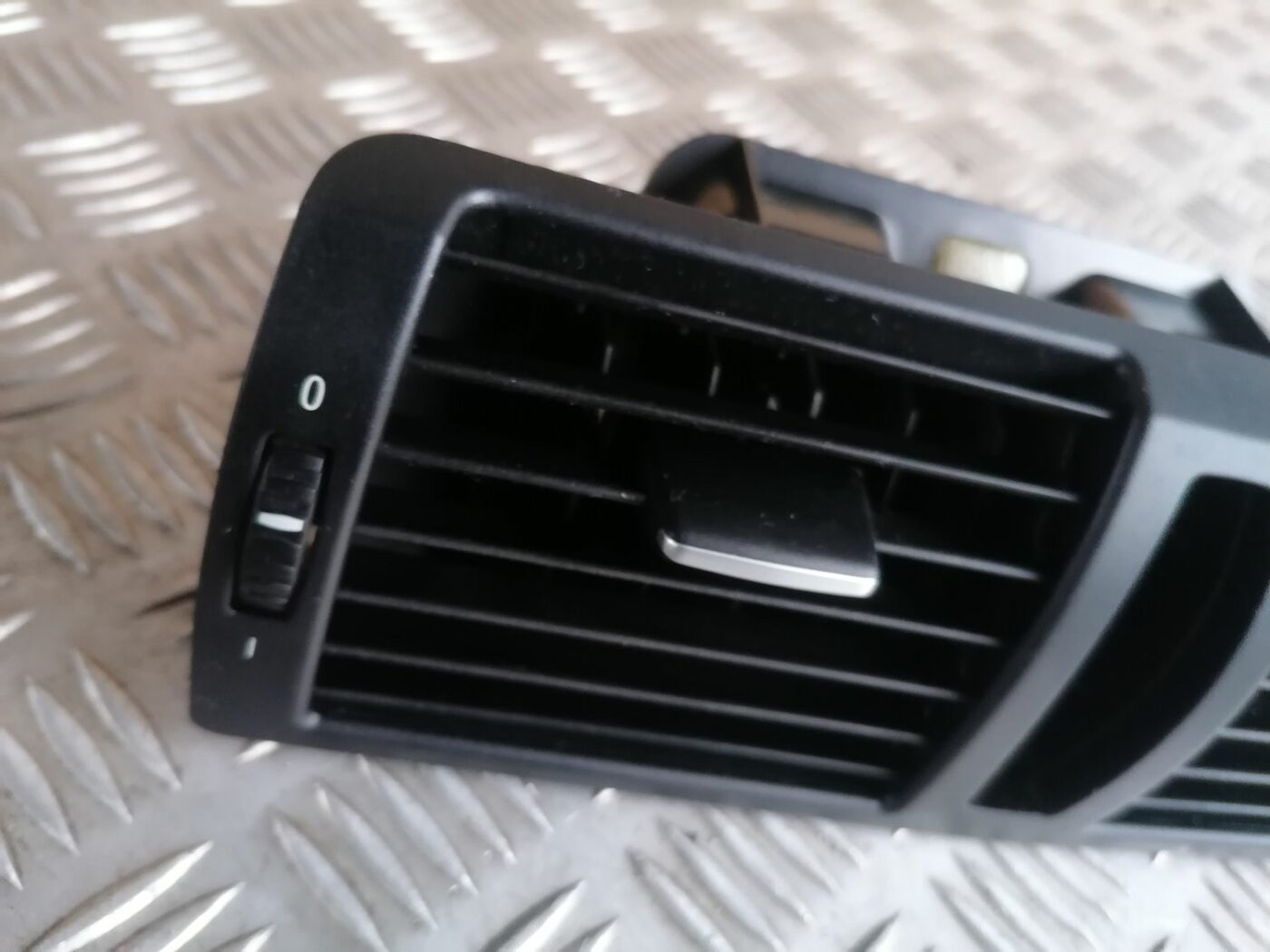 Mērinstrumentu paneļa gaisa vads, centrā priekš BMW 1 E87 2007 GRAPHITE 6 Mērinstrumentu paneļa gaisa vads, centrā priekš BMW 1 E87 2007 GRAPHITE