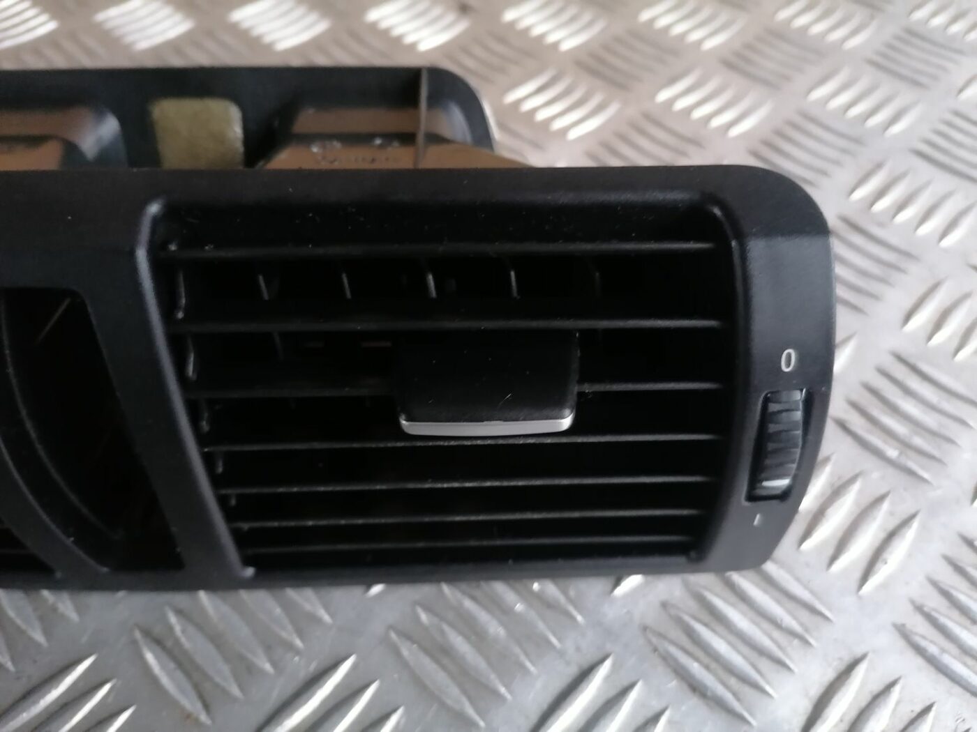 Mērinstrumentu paneļa gaisa vads, centrā priekš BMW 1 E87 2007 GRAPHITE 5 Mērinstrumentu paneļa gaisa vads, centrā priekš BMW 1 E87 2007 GRAPHITE