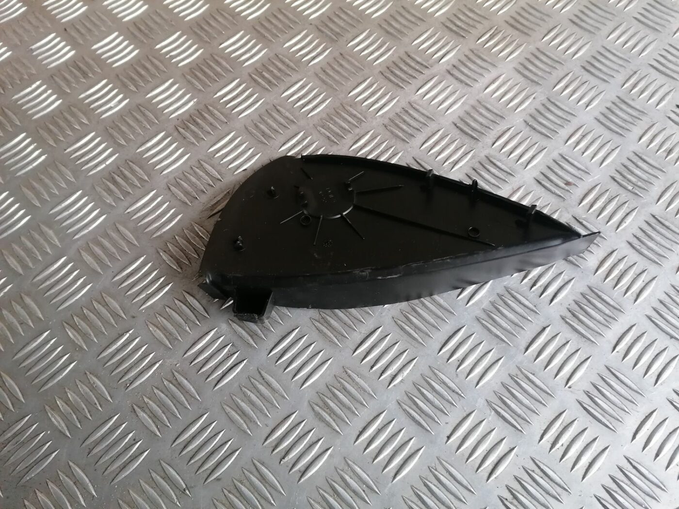 Mērinstrumentu paneļa sānu apdare priekš BMW 1 E87 2007 GRAPHITE 2 Mērinstrumentu paneļa sānu apdare priekš BMW 1 E87 2007 GRAPHITE