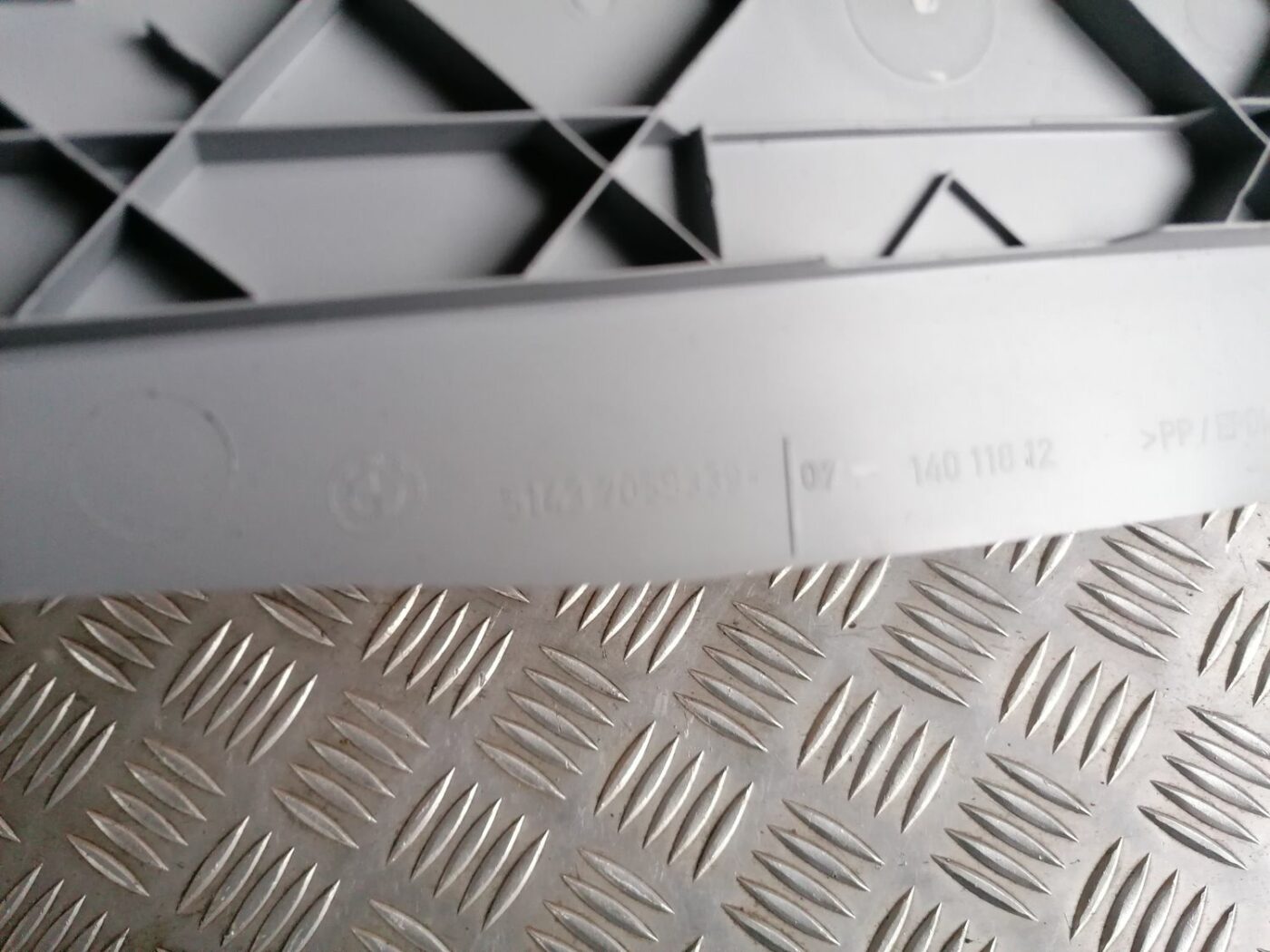 Aizmugurējas salona statnes apdare priekš BMW 1 E87 2007 GRAPHITE