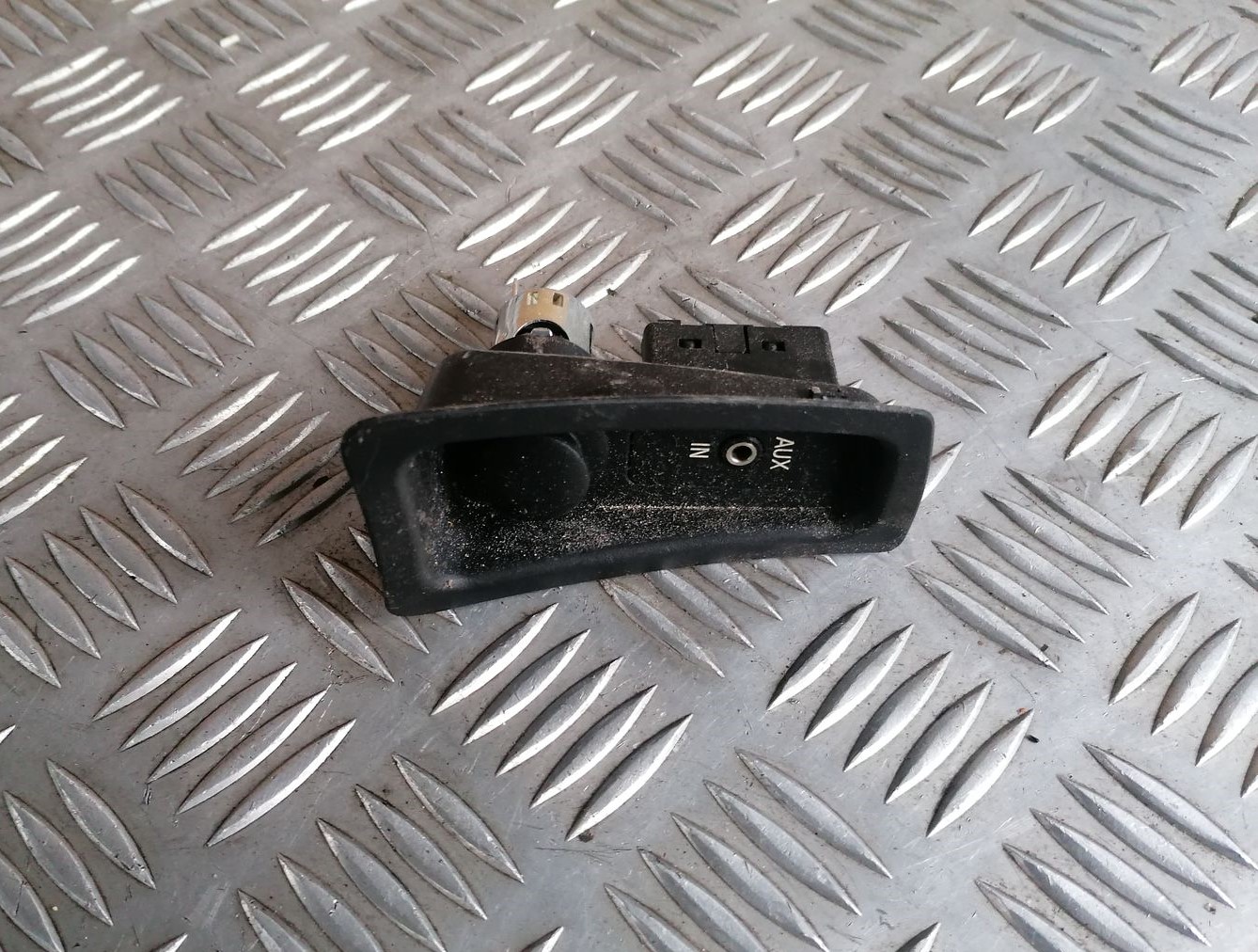 USB/AUX adapteris priekš BMW 1 E87 2007 GRAPHITE 2 USB/AUX adapteris priekš BMW 1 E87 2007 GRAPHITE